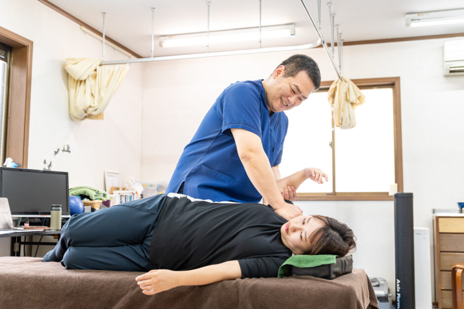 整体サロンHarmoniaで行っている肩のストレッチの様子です。