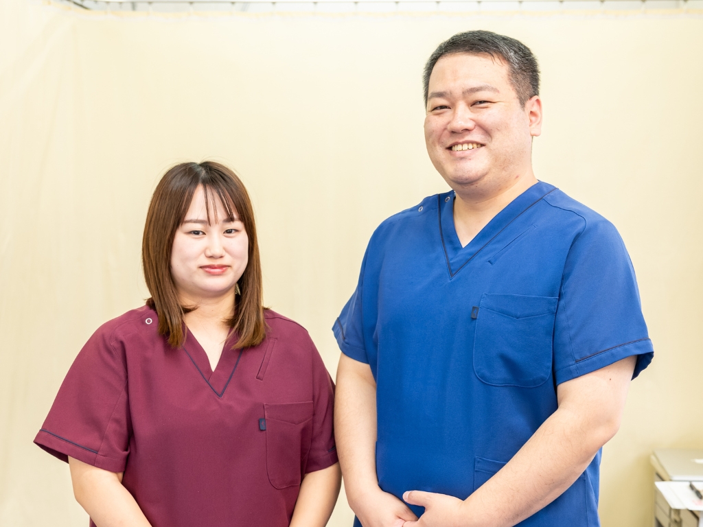 熊谷市石原にある整体サロンHarmoniaのスタッフです。右の青い服が店長で施術担当、左の朱色の服が女性スタッフで、アロマ関連・子守り・骨盤底筋群トレーニングの担当です。