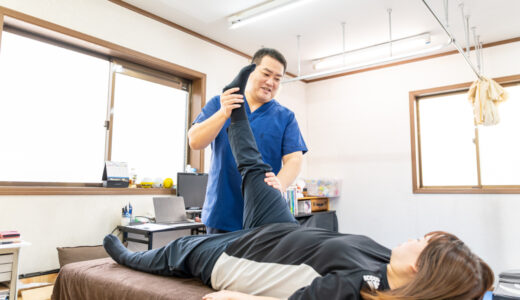 ハムストリングスのストレッチを行っているところです。