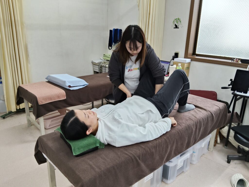 骨盤底筋群のトレーニングは女性スタッフが担当し、筋肉がうまく使えているかなど丁寧にサポートします。