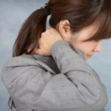 頚椎症で首の痛みに悩む女性の画像