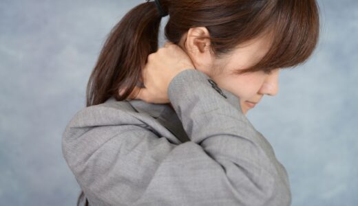 頚椎症で首の痛みに悩む女性の画像