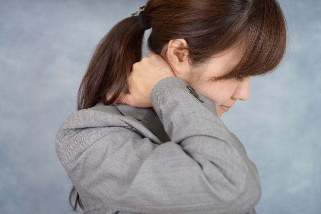 頚椎症で首の痛みに悩む女性の画像