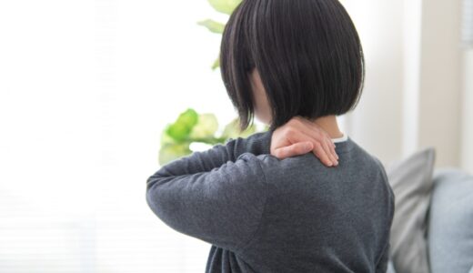 頸肩腕症候群での痛みに悩む女性。