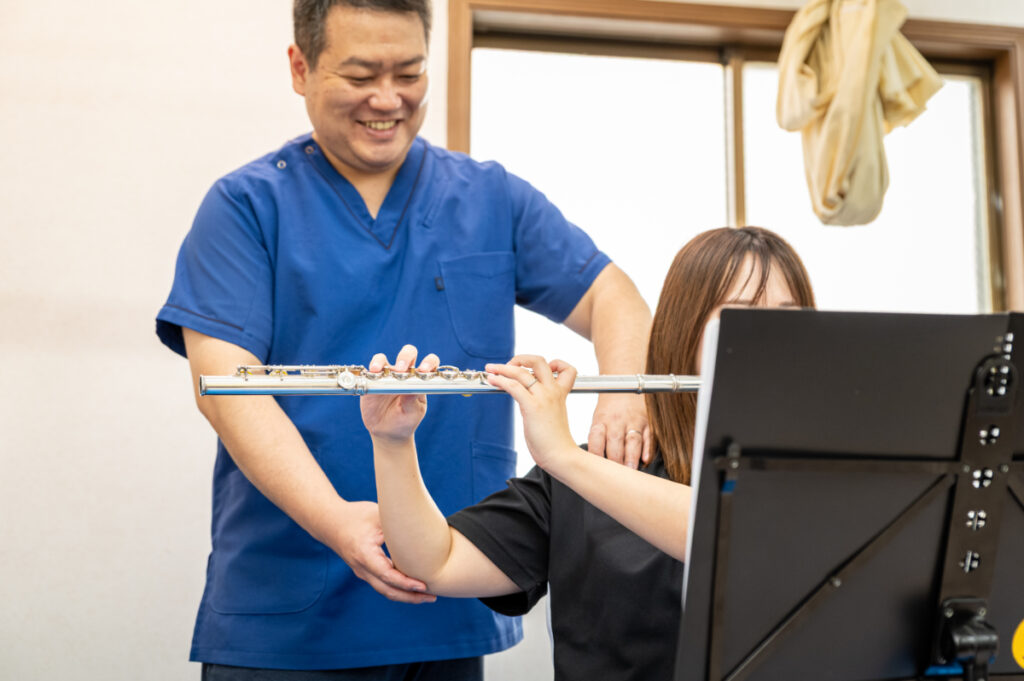 フルート奏者に対してコンディショニングを行っているところです。