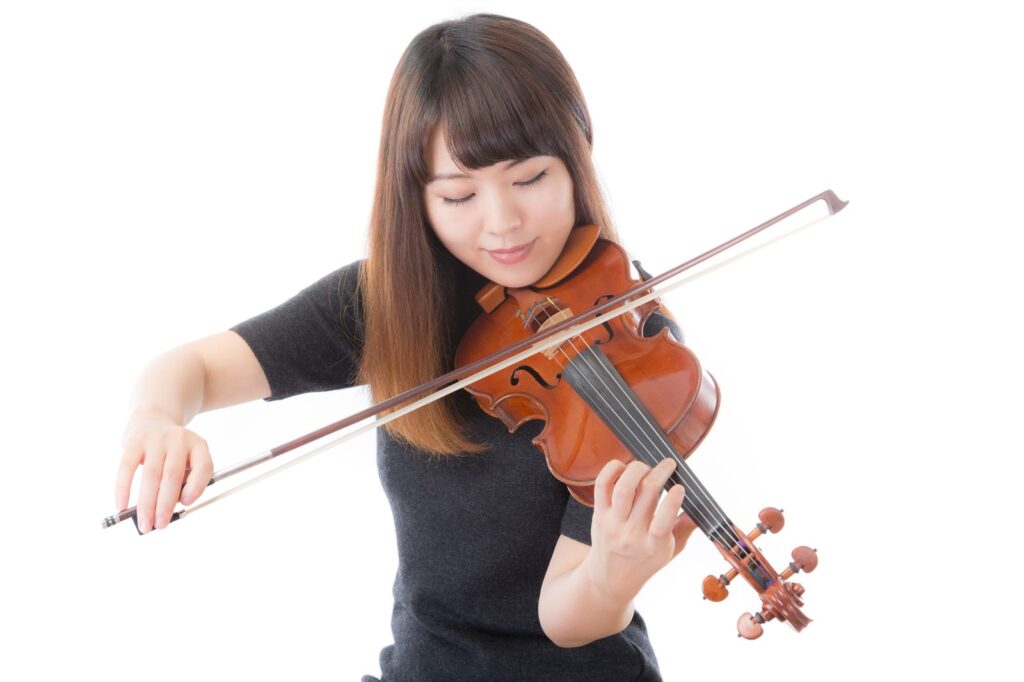 バイオリンのハイポジションを演奏する女性。左手首を曲げ、前腕回外を限界まで行っている状態。