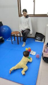 子ども連れで来店して、股関節や腰の痛みに対しての施術を行った後に自宅でのセルフケアを指導しているところ
