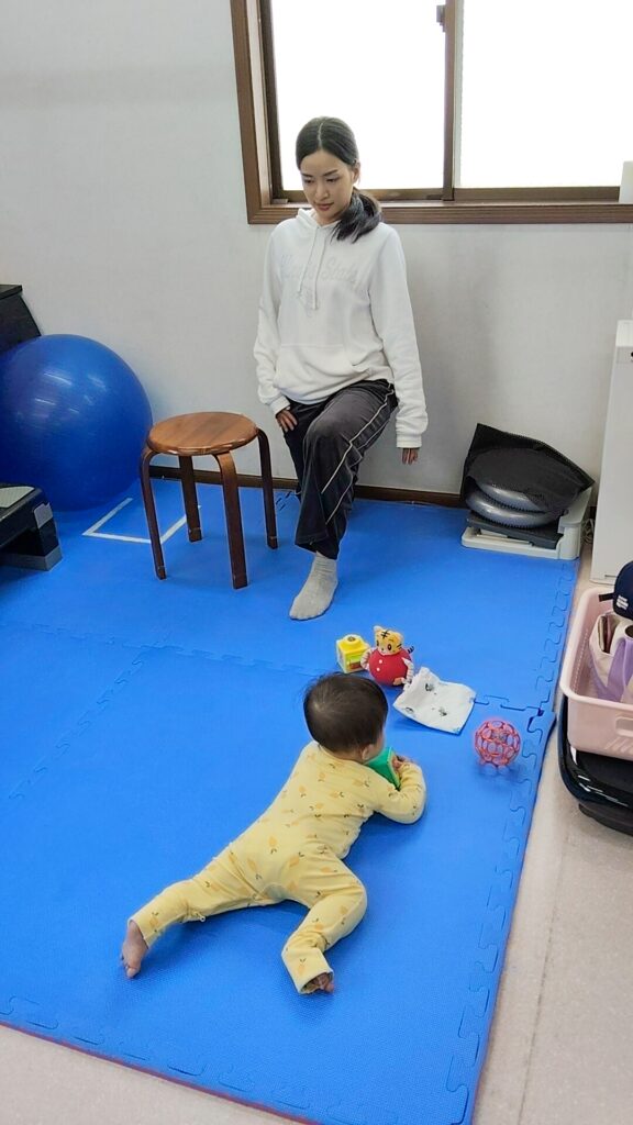 産後の腰痛改善のためにストレッチを行っているママさん