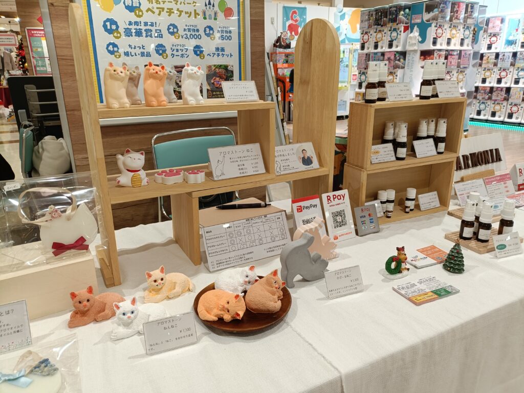 【お知らせ】2026年6月の営業日程について 4 猫来Marketで販売する商品をディスプレイしている写真