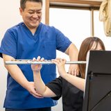フルート奏者に対して姿勢チェックと身体の使い方について説明している様子