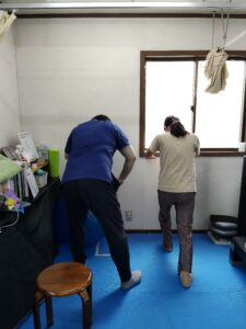 【熊谷】妊娠中のふくらはぎのつり(こむら返り)の原因と簡単セルフケア 3 妊婦さんのこむら返り対策をお伝えしている様子